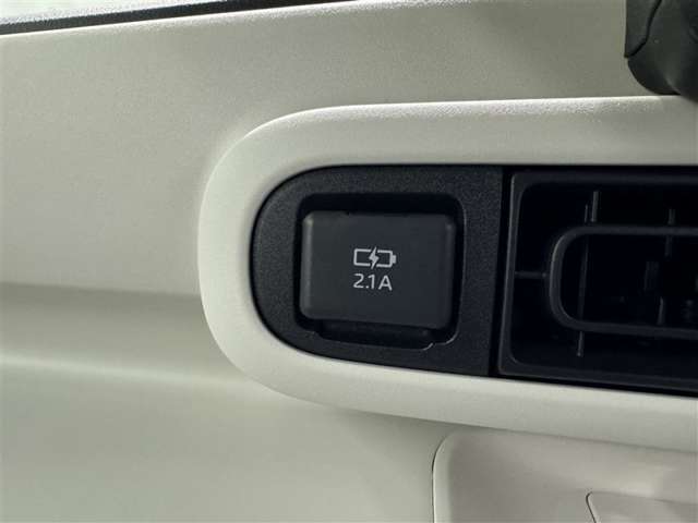 充電用端子付き。スマートフォンなどの充電に便利です。