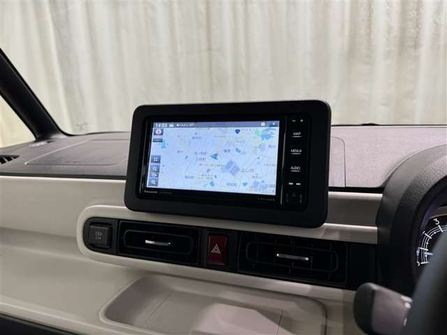 ナビゲーション付です。　ナビがあると便利、ラクラク何処でもいけます。　ナビが有るのと無いのとでは大きな違いですね。