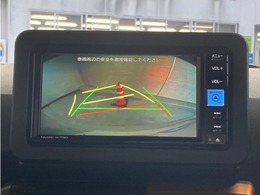 バックモニター付きです。車の後方に小型カメラが付いており、バックする際の後方の様子をモニター上に表示します。
