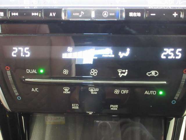 【運転席・助手席・独立型オートエアコン】運転席・助手席それぞれで温度設定ができ快適なドライブが楽しめます！高級グレードの証☆