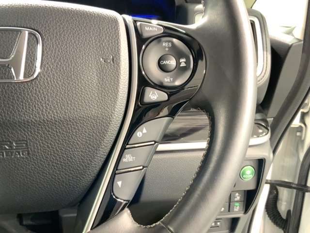 クルーズコントロールを装備しています。高速道路などで一定の速度で走ってくれるので運転が楽ですよ！速度を設定できますので、スピードの出しすぎにも注意できます。