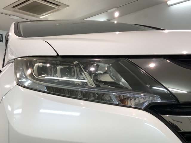 LEDヘッドライトは、点灯の瞬間から最大光量を発揮し、突然暗くなるトンネルなどでの安定感を高めます。