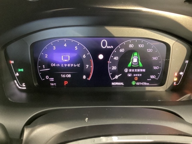 ホンダセンシングの表示画面を併せ持つ右側の大型スピードメーターに加え、ステアリングスイッチを使って左側のタコメーター内でオーディオの表示や、燃費などの情報が見れるようになっています。