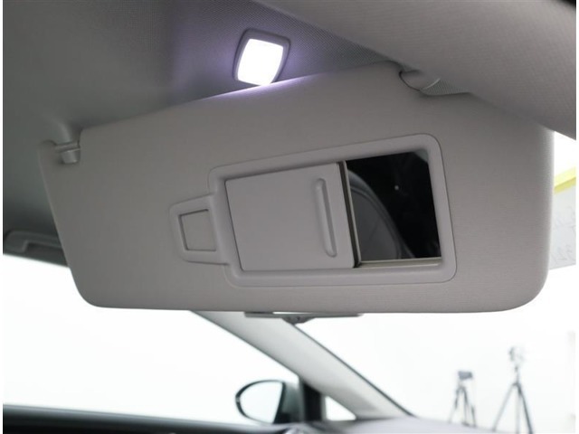 運転席と助手席の天井部分のサンバイザーを使うことで、眩しい日差しを遮ることができます。