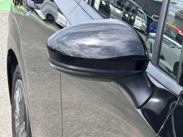 ウィンカードアミラー☆ライトの点滅で対向車、歩行者などに曲がることを知らせることができるので安心・安全につながりますね♪