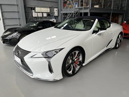 ボディーカラーは083ホワイトノーヴァガラスフレーク、幌は紺色