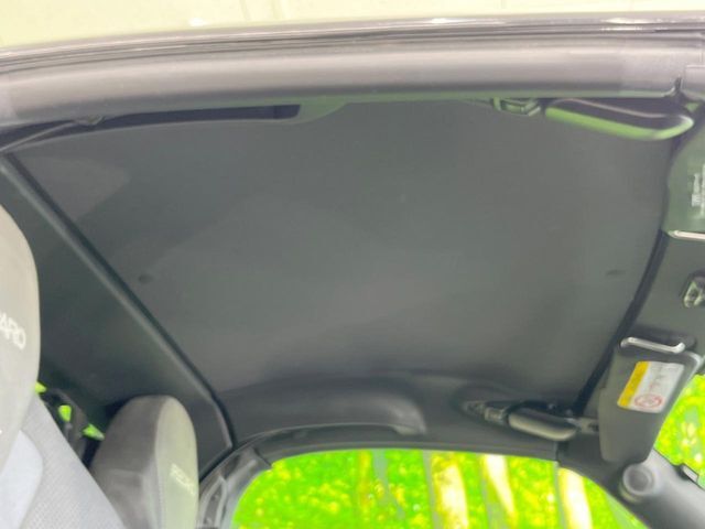 【サンルーフ】開放感たっぷりの希少装備、サンルーフが装着されています！車内に明かりを取り入れたり景色を楽しむ以外にも、車内の空気も簡単に換気できて快適です！