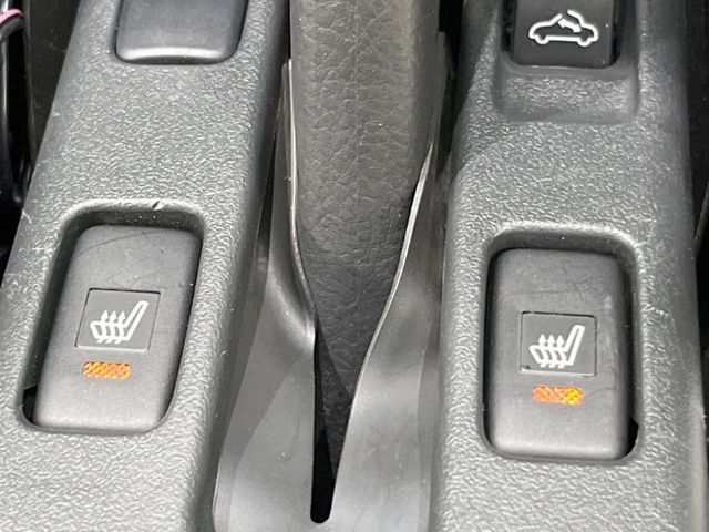 【シートベンチレーション】夏場は涼しい風でお尻や背中の熱やムレを防ぎ、冬はエアコンよりも早く温まってポカポカに！季節を問わず快適に過ごせます。