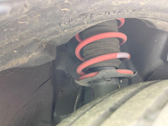 お車を安心してお乗りいただく為には、足回りの定期点検が欠かせません。サービスサポート（有償保証）では無料点検もご提供しており、安心のカーライフをお過ごしいただけるサポート体制が整っています。