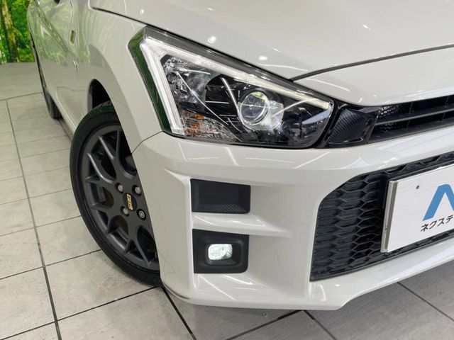 【LEDヘッドライト】悪天候や夜間走行時も良好な視界を確保し安心して運転できる高輝度LEDヘッドライトを装備！点灯速度が早く、消費電力も抑えられています。