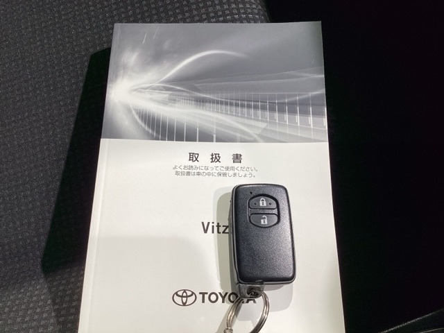 キーを持っているだけでドアハンドル横のボタンを押すとドアの施錠・開錠が行なえます。そのまま車内にキーがあればエンジンを掛けることも出来、とても便利です。