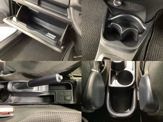 収納スペースや、ドリンクホルダーもついています。長距離ドライブで活躍する必需品ですね♪