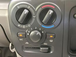 寒い冬も暑い夏も全席に快適な空調を届けてくれる、ダイヤル式エアコンを装備♪