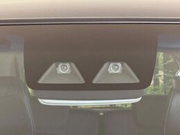 【スマートアシスト】走行中に前方の車両等を認識し、衝突しそうな時は警報とブレーキで衝突回避と被害軽減をアシスト。より安全にドライブをお楽しみいただけます。