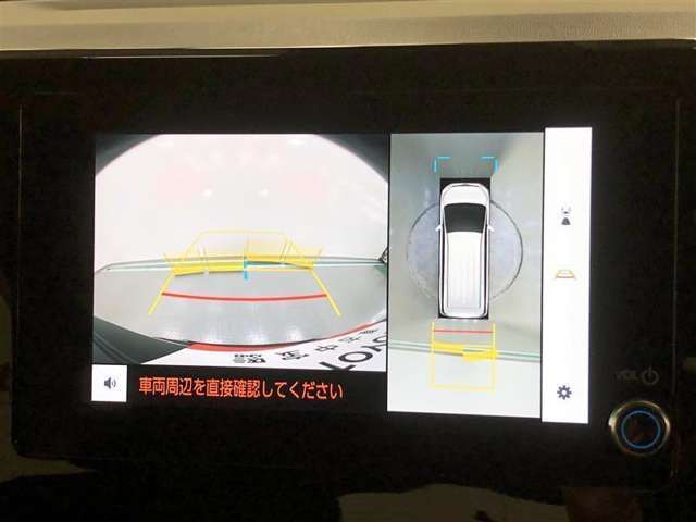 【パノラミックビューモニター(床下透過表示機能付)】クルマを上から見たような画像をディスプレイに表示し、運転席から確認しにくい箇所も確認できます。車両直下及びタイヤ付近のアンダーフロアの確認も可能です