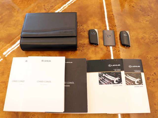 車検証ケース・取扱説明書・記録簿・新車時保証書・スマートキー×2・カードキー×1ございます。