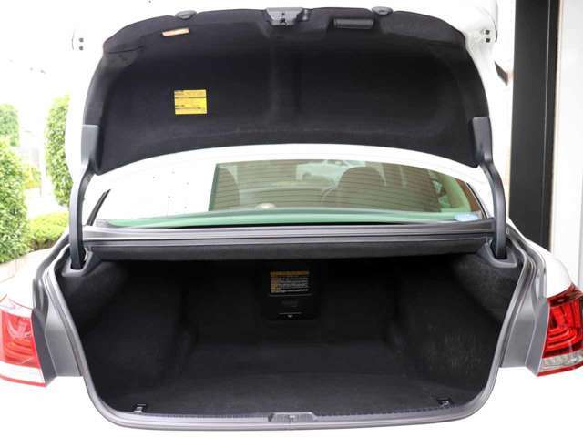 トランクも大容量です。イージークロザー機能付です。開口部も大きく、荷物の出し入れも楽々です。