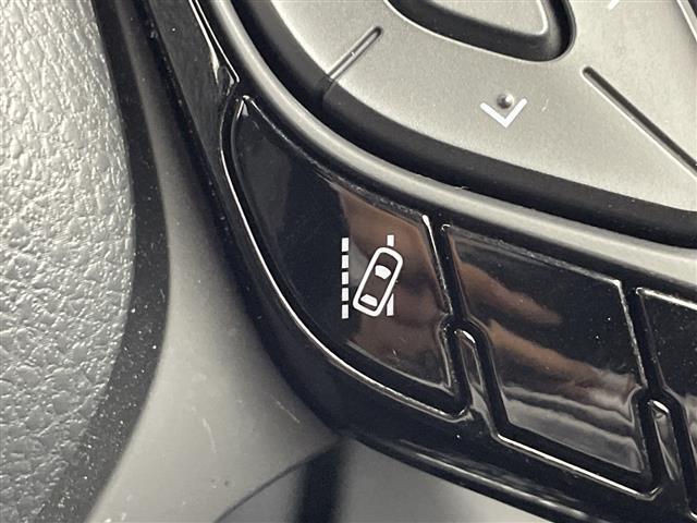 【レーンディパーチャーアラート（LDA）】クルマが車線または走路から逸脱する可能性がある場合に、ブザーまたはハンドルの振動により注意をうながします。機能には限界があるためご注意ください。