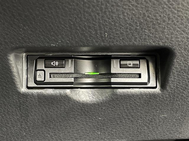 【ETC】有料道路を利用する際に料金所で停止することなく通過できる、ETC車載器（ノンストップ自動料金収受システム機器）が装備されています。セットアップを行うことで利用可能になります。