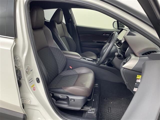 【5人乗りハーフレザーシート】ゆったりとした座り心地と、車内を広々と使える快適性に長けているので、快適な時間をお過ごしいただけます！