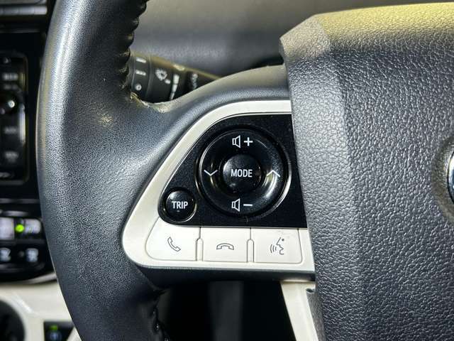 ステアリングに各種スイッチが付いてますので、運転中に余所見することがありませんね！