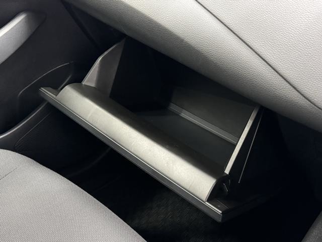 充実の小物入れですね。　ついつい、車内に貯めがちの物も小物入れがあれば綺麗に収納できますね。　詰め過ぎには注意してくださいね。