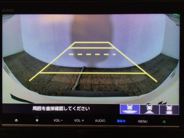 【バックカメラ】運転が苦手な方も車庫入れラクラクです！ギアをリバースに入れれば自動的に切り換わりますので、面倒な操作は不要です♪狭い駐車場もお車を傷つけず安心ですね！