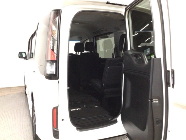 【わくわくゲート】タテはもちろんヨコにも開き、ちょっとした荷物を積む時にもとても便利♪人やペットの乗り降りもスムーズにできます♪
