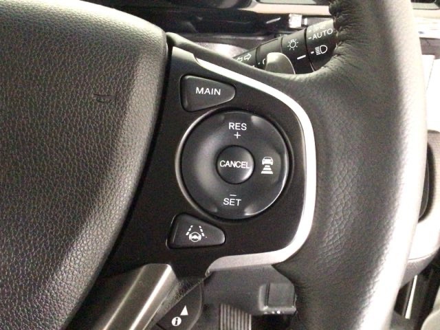【アダプティブ・クルーズ・コントロール】予め設定した車速内でクルマが自動的に加減速。 前走車との適切な車間距離を維持しながら追従走行し、高速道路でのドライバーの疲労を軽減してくれる嬉しい機能付♪