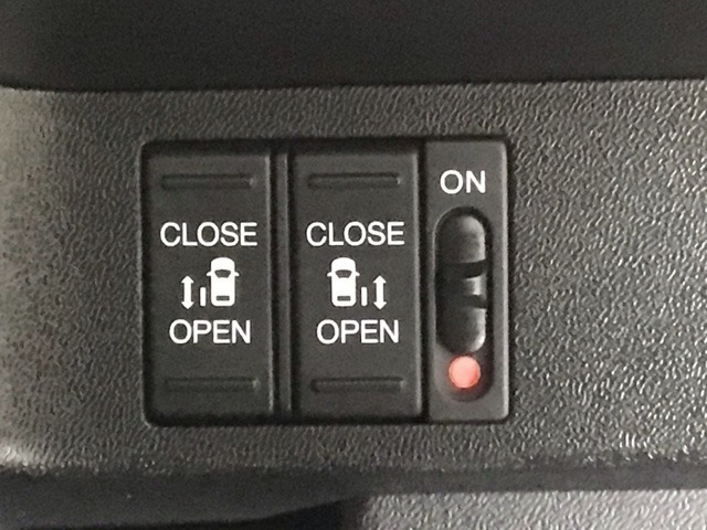 【両側パワースライドドア】両側がパワースライドドアになっており、運転席のスイッチやスマートキーでも開閉が可能です！開口部も広いので乗り降りも楽々♪