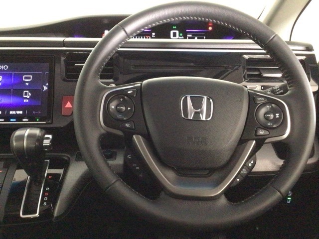 【ハンドル】運転にかかわる様々な操作を安全に行えるように視点移動が少なく操作性に配慮されたスイッチ類が凝縮されたコックピットです。