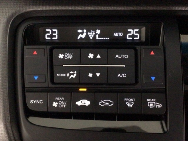 【左右独立オートエアコン】左右席で独立温度コントロールが可能です。運転席はキンキンに冷やして助手席はマイルドにと言った設定が可能です☆暑さ寒さでケンカすることもなくなりますね♪