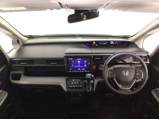 【前方視界】開放的な前方視界！運転がしやすく疲れにくいです♪窓が大きく、見通しがとっても良いおクルマですよ♪