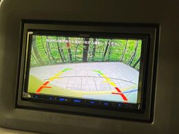 【バックカメラ】駐車時に後方がリアルタイム映像で確認できます。大型商業施設や立体駐車場での駐車時や、夜間のバック時に大活躍！運転スキルに関わらず、今や必須となった装備のひとつです！
