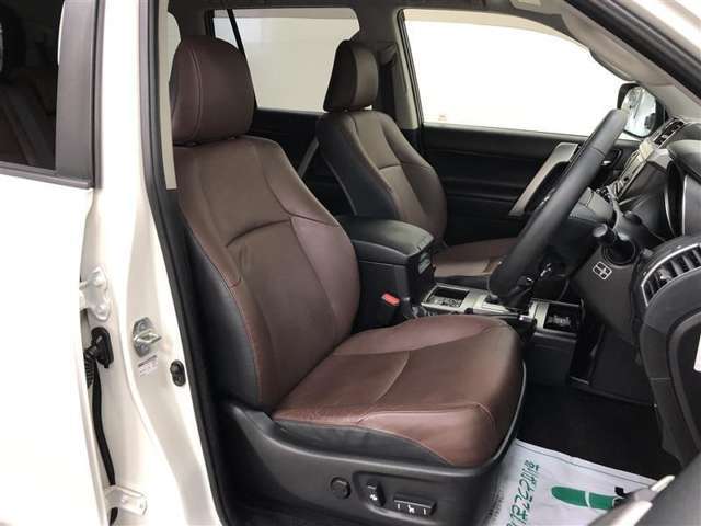 特別仕様車専用シートは、ロシアや中近東で採用されているシートカラー“レッドウッド”を採用！海外仕様のシートで特別感とグローバル感を創出！