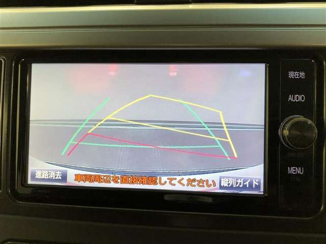 【バックガイドモニター】後方の映像をナビ画面に表示するだけでなく、ステアリング操作に連動して動くガイド線も同時に表示！予想進路の確認をしながら後退できるので便利です！