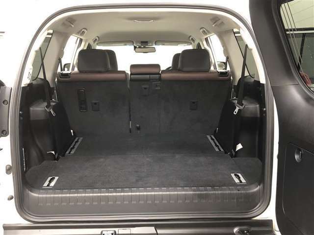 セカンドシートを前倒しサードシートを格納すれば床面がほぼフラットな大容量の荷室スペースを創出可能！レジャー用品等を安定して運ぶことができます。