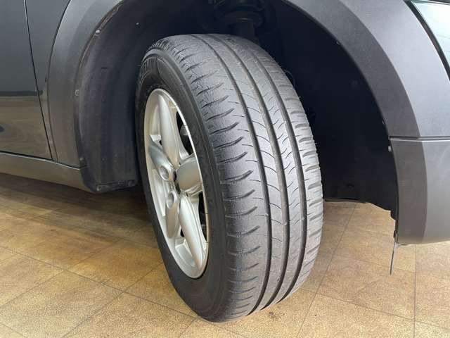 タイヤ溝もご覧の通り十分残っております。