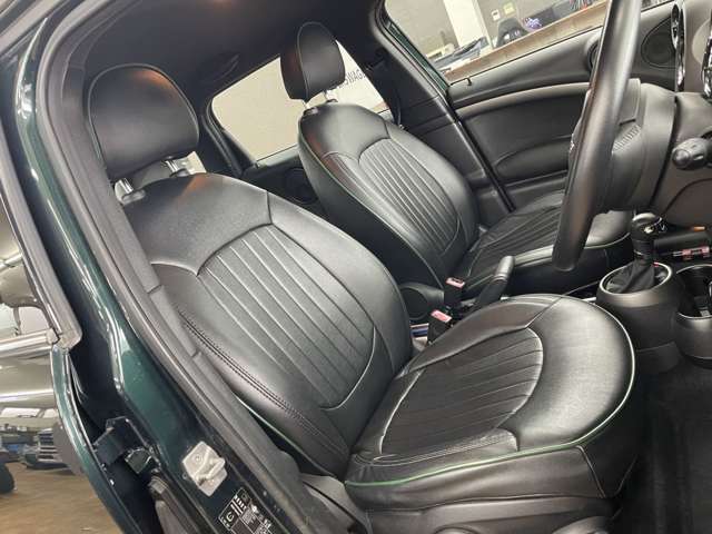 前席は使用感も少なく綺麗な状態を維持しております。