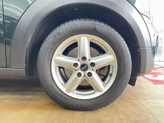 純正16インチアルミ装着しております。