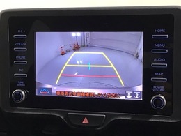リバースギアに入れるだけで後方の表示へ切り替わります。夜間や雨の日の駐車も楽になりますよ。