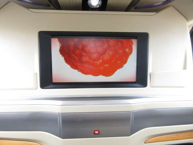 後席には24インチの大型モニターが搭載されており迫力のある映像をお楽しみいただけます！