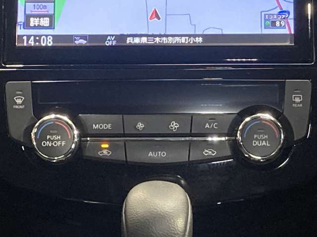 【デュアルオートエアコン】運転席と助手席とそれぞれ温度設定が可能！後席のエアコン吹き出し口は全車標準装備！