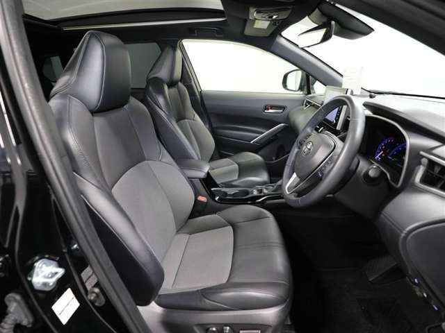 ゆったり室内で運転もしやすいです♪使い勝手の良い配置も考えられています！！