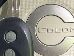 【キーレス】少し離れた場所からでもボタン一つでドアの開錠・施錠ができるのでとっても便利！ドアの鍵穴周りに傷をつけることもありません♪