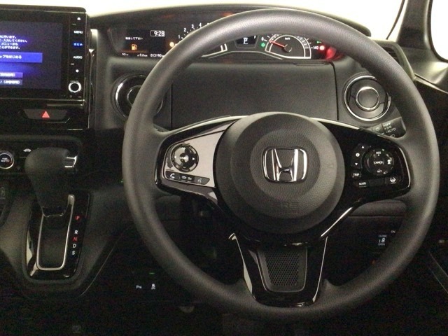 【ハンドル】運転にかかわる様々な操作を安全に行えるように視点移動が少なく操作性に配慮されたスイッチ類が凝縮されたコックピットです。