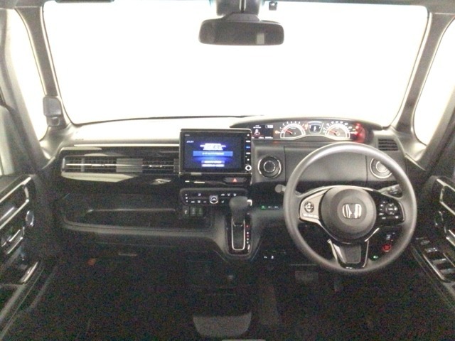 【前方視界】開放的な前方視界！運転がしやすく疲れにくいです♪窓が大きく、見通しがとっても良いおクルマですよ♪