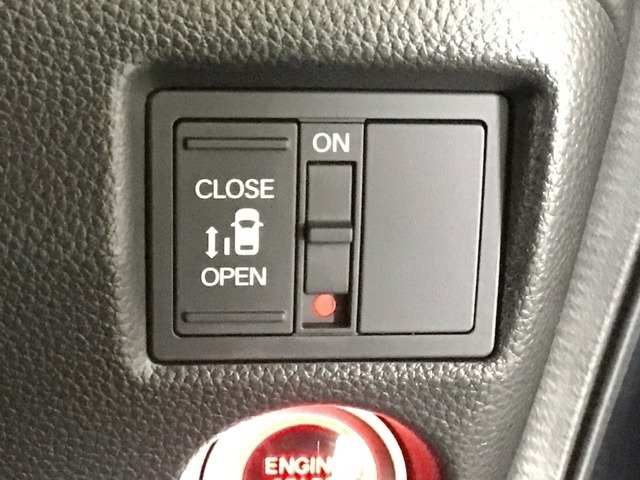 【パワースライドドア】助手席側がパワースライドドアになっており、運転席のスイッチやスマートキーでも開閉が可能です！開口部も広いので乗り降りも楽々♪