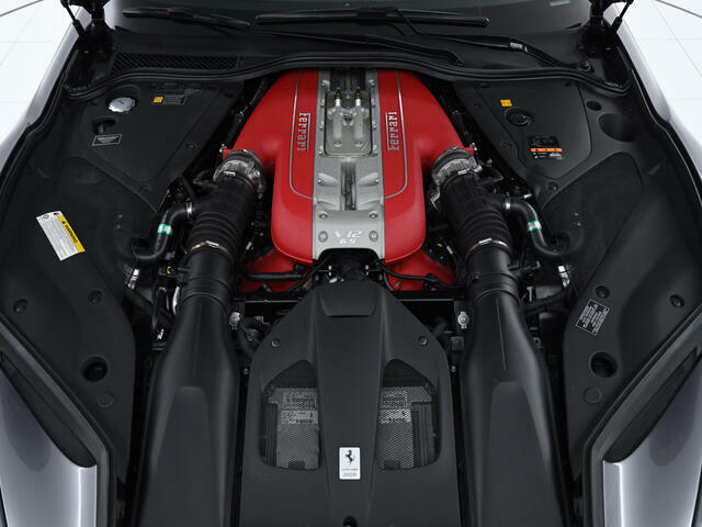 V12　自然吸気エンジンを搭載しています。6.5リッターの大排気量とは思えない滑らかなレスポンスを味わえます。ターボやハイブリッドではないフェラーリ伝統のV12気筒をぜひ一度ご体感ください。