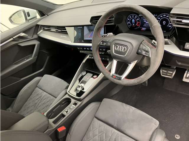 徹底した納車整備を施して上質なコンディションでお客様にお届けするのがAudi認定中古車。充実した保証やサポートで安心してお乗りいただけます。「Audiが2度認めたAudi」、それがAudi認定中古車です。